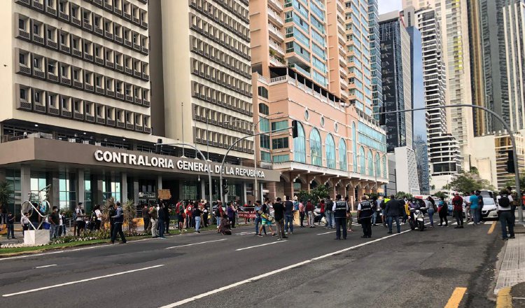 Ayer, las protestas se trasladaron a la Contraloría, en Ave. Balboa. Foto de internet