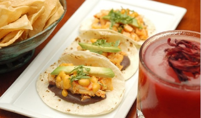 Tacos de langosta presentados en una tortilla de harina con puré de fríjoles negros, cilantro, guacamole y salsa de chile árbol. Foto: EFE