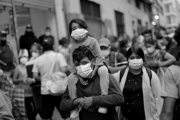 Veo en los medios una impresionante ansiedad por la COVID-19 y en las calles cantidad de personas con tapabocas, lo que demuestra que la opinión pública también está muy inquieta. Foto: EFE.