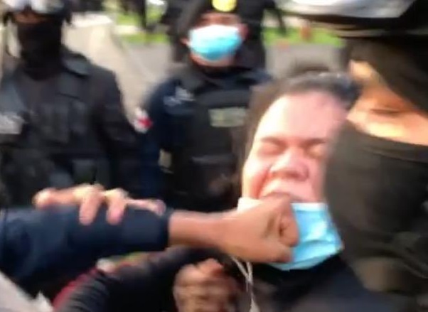 Ileana Corea fue golpeada varias veces en el rostro por una unidad policial. Foto captura del video