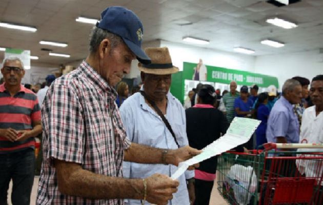 Todos los años los jubilados y pensionados reciben una bonificación  de Navidad.