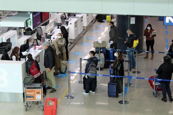 Una gran cantidad de viajeros se observa en el Aeropuerto de Roma.