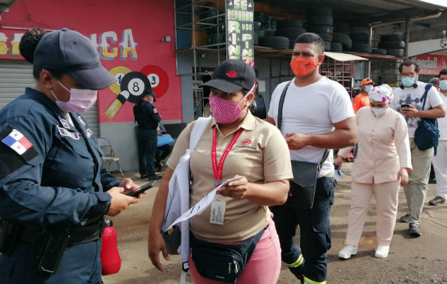 En los retenes se busca evitar la movilización de personas hacia el interior del país o playas. Foto: Eric A. Montenegro