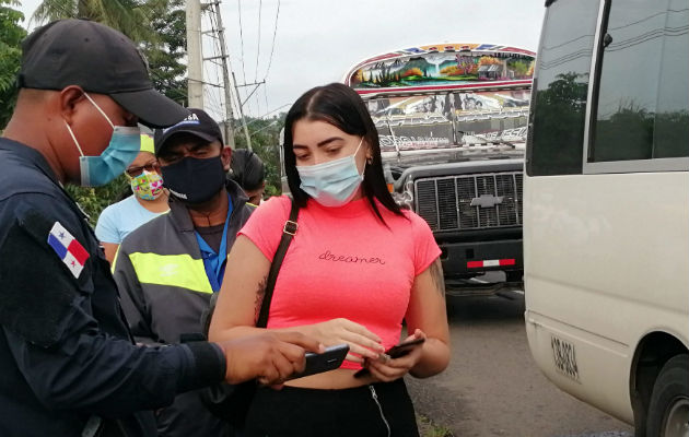 En los retenes se busca evitar la movilización de personas hacia el interior del país o playas. Foto: Eric A. Montenegro