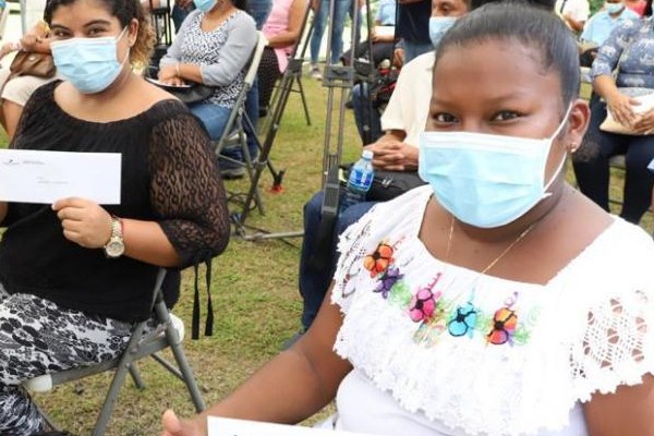 Los emprendedores, 24 mujeres y ocho hombres, culminaron su capacitación en el marco del proyecto