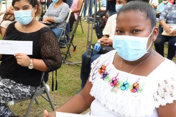 Los emprendedores, 24 mujeres y ocho hombres, culminaron su capacitación en el marco del proyecto 