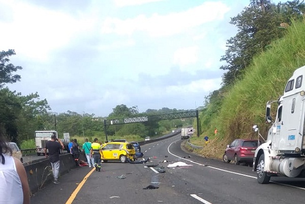 A pocos metros de la colisión se encontraba el cuerpo del estudiante graduando del colegio Abel Bravo, Isaac Kelly de 17 años de edad.