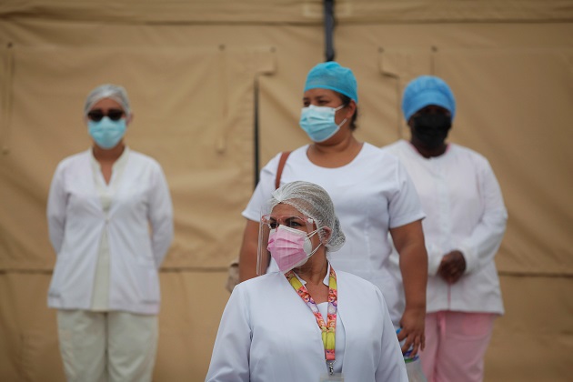 Personal médico del Minsa se mantiene en la primera línea de batalla contra la COVID-19 en Panamá. Foto: EFE