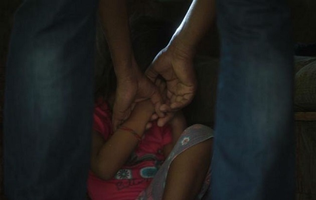 La menor de 3 años fue amordazada por los delincuentes en la casa, junto con un hombre y una mujer. Foto ilustrativa