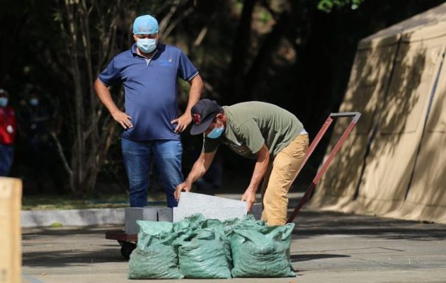 En medio de la pandemia de COVID-19 las autoridades de salud han tenido que improvisar carpas que funcionarán como salas hospitalarias.