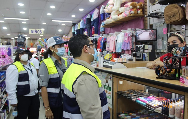 Las autoridades han detectado comercios que incumplen el horario.