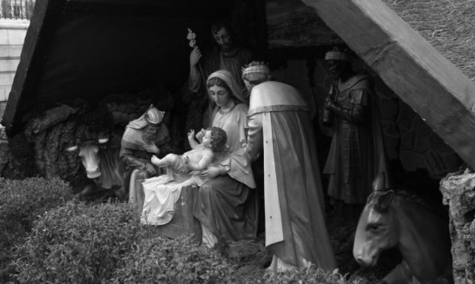 Cristo vive nuestra realidad humana plenamente. Por eso nace pobre, en extremo pobre y se identifica con los más pobres del mundo. Vive la realidad de la total marginación. Foto: EFE.