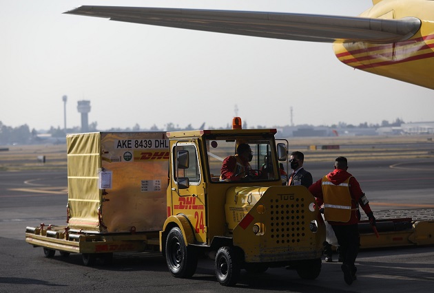 Un primer cargamento de 3.000 dosis de vacunas de Pfizer-BioNTech llegó en avión desde Bélgica a México. Foto: EFE
