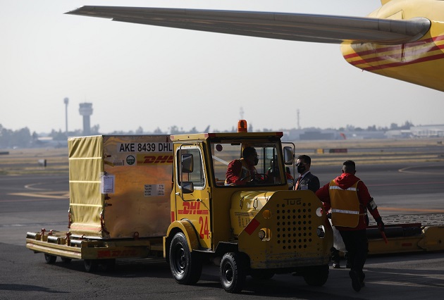 Un primer cargamento de 3.000 dosis de vacunas de Pfizer-BioNTech llegó  en avión desde Bélgica a México. Foto: EFE