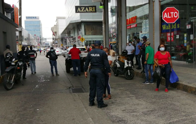 La segunda protesta se efectuó en las puertas principales de la Zona Libre de Colón. Foto: Diómedes Sánchez S.