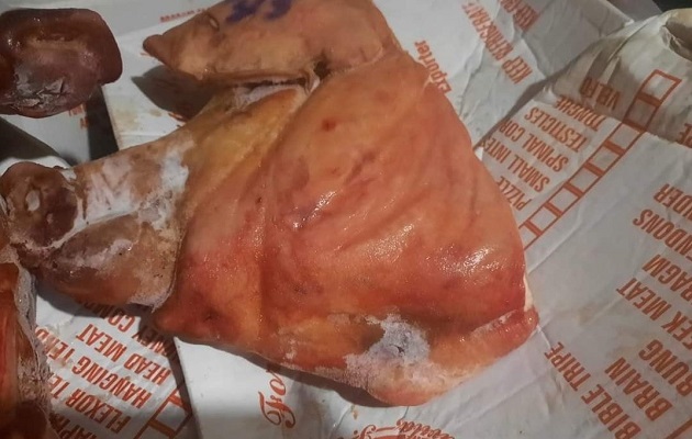Las cabezas de cerdo han dividido a la población.