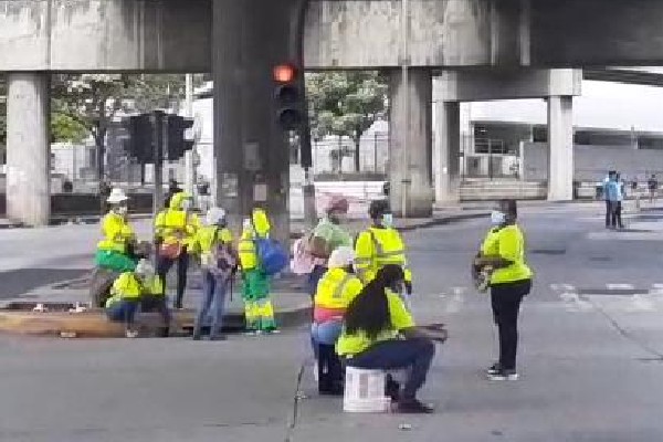 Desde el lunes 21 de diciembre los funcionarios han estado realizando cierres y protestas exigiendo el pago de este bono.