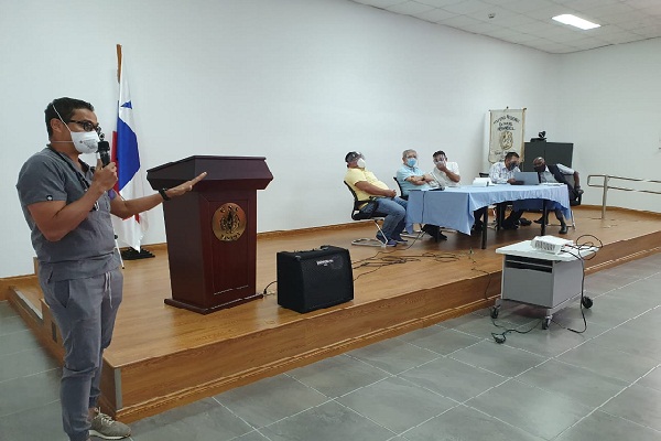 Un total de 220 especialistas cubanos llegaron a Panamá la mañana del 24 de diciembre para reforzar el sistema de salud.