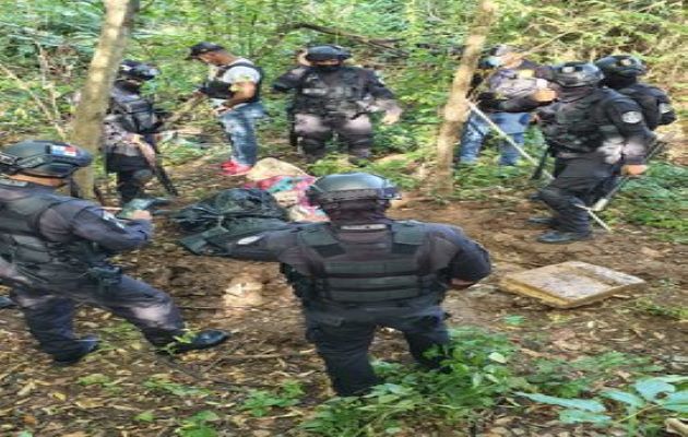 La droga, las municiones y los celulares estaban encaletados en un terreno baldío de Curundú.