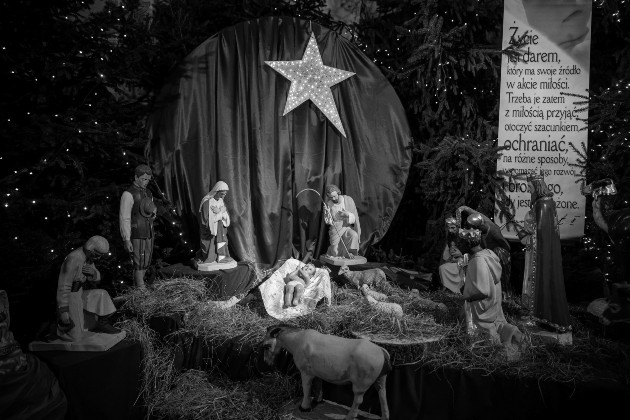 Hoy más que nunca, hay que salir de uno mismo a injertar ese Belén en nuestras vidas, a vociferar que somos hijos del amor y, en consecuencia, hemos de amarnos sin condiciones ni condicionantes. Foto: EFE.