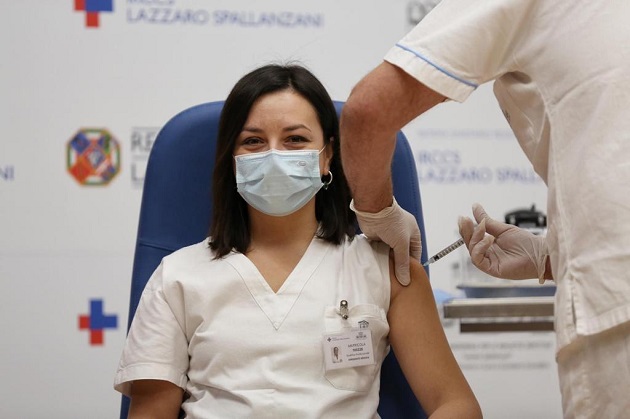 Un trabajador de la salud recibe hoy la vacuna contra la COVID-19 en Italia. Foto: EFE