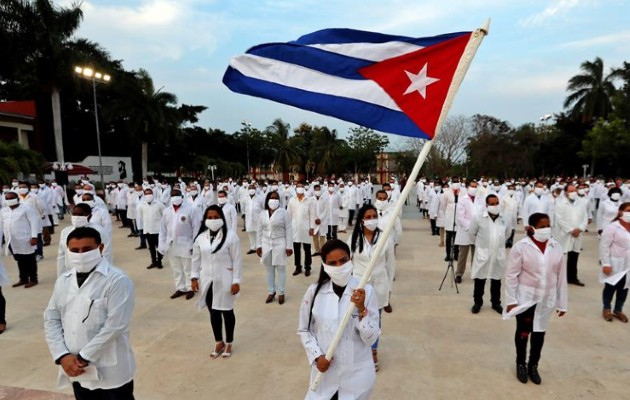 El pasado 24 de diciembre llegó a Panamá un contingente de 220 médicos especialistas cubanos. Foto:EFE