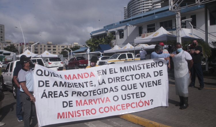 Los pescadores protestaron en la mañana de ayer. Foto de Víctor Arosemena