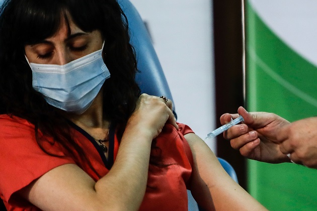 Una mujer es vacunada hoy contra la COVID-19 con la Sputnik-V en el Hospital Fiorito, en Avellaneda, Argentina. Foto: EFE 