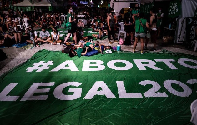 Manifestantes acampados a las puertas del Congreso argentino, a la espera de la votación en el Senado de la legalización del aborto. Foto: EFE/ Juan Ignacio Roncoroni