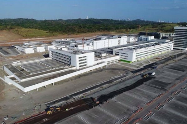 En esas instalaciones serán habilitadas 84 camas de cuidados intensivos (UCI), 48 camas de cuidados respiratorios especiales y unas 154 camas para sala regular.