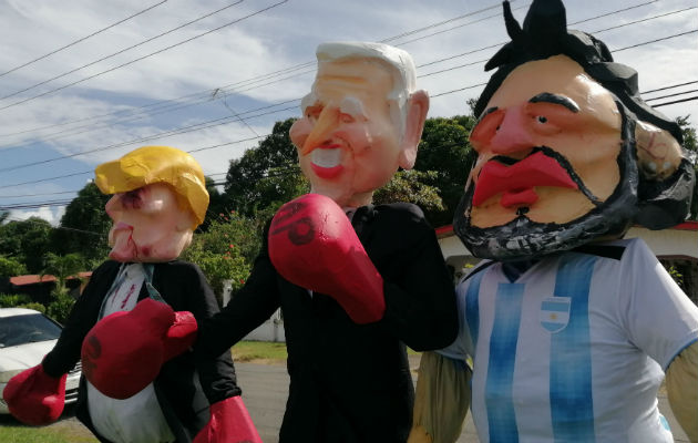 Al grupo se sumaron los “judas” de Donald Trump, Joe Biden y Maradona. Foto. Eric A.Montenegro