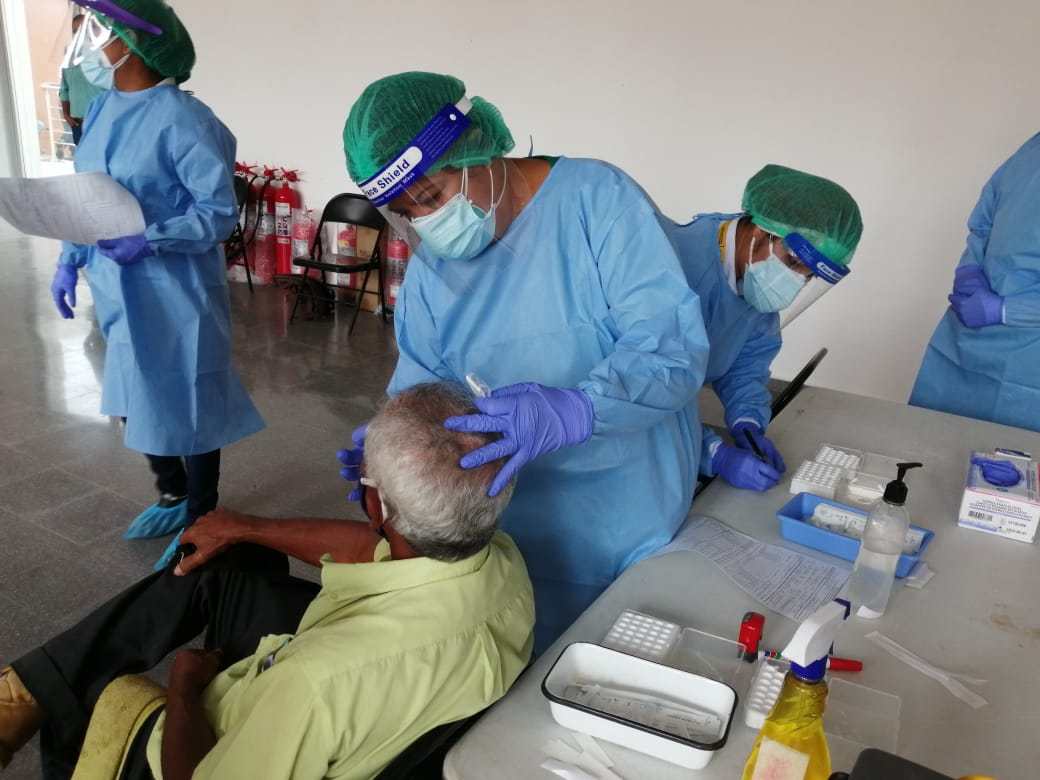 Los inspectores de la región de Salud de Herrera, bajo la coordinación de la dirección provincial a cargo del doctor Luis Pérez, realizaron la verificación de la correcta implementación del protocolo de desinfección de áreas comunes y limpieza general.