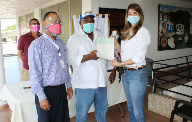 La entrega de los cheques se hizo respetando la bioseguridad. Foto: Cortesía