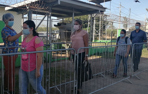 Las personas deben portar cédula, licencia de conducir y documentos que acrediten el motivo de su llegada. Foto: Thays Domínguez
