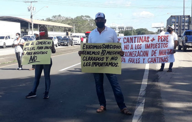 Los manifestantes aseguraron que están al borde de la quiebra y con el riesgo de dejar a más de mil familias sin ingresos. Foto: Thays Domínguez Los manifestantes aseguraron que están al borde de la quiebra y con el riesgo de dejar a más de mil familias sin ingresos. Foto: Thays Domínguez