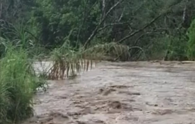 Reportan desbordamiento del Río Guisado en Río Sereno “Las condiciones del tiempo son adversas en la zona y se coordina con el Senaront para evaluar otros puntos del distrito de Renacimiento”, aseguró una fuerte del Sinaproc.