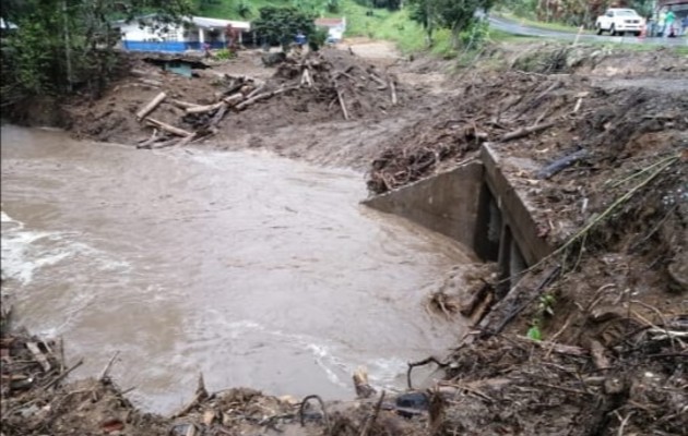 Reportan desbordamiento del Río Guisado en Río Sereno Moradores del sector de Río Sereno, en Renacimiento provincia de Chiriquí, reportaron el desbordamiento del río Guisado que ha provocado inundaciones en varias viviendas y derrumbes en algunas vías.
