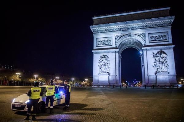 Endurecen toque de queda en Francia.