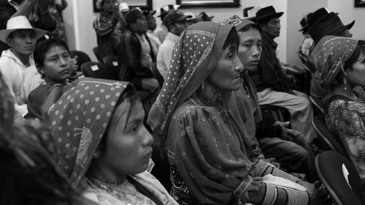 Los grandes filósofos y poetas gunas no aprendieron a escribir, pero a través de sus cantos crearon exquisitas poesías. Foto: EFE.