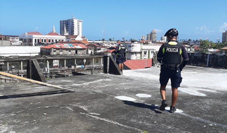 Un policía vigila desde una azotea el cumplimiento de las normas de bioseguridad. 