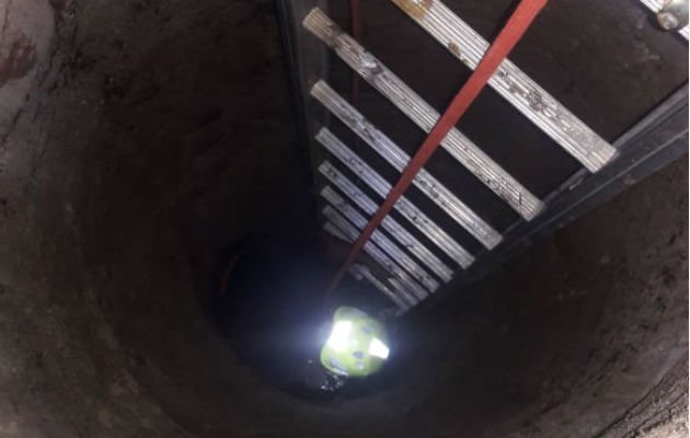 Vista de lo profundo del pozo brocal de donde fue extraido el cadáver. Foto:Melquiades Vásquez A. 