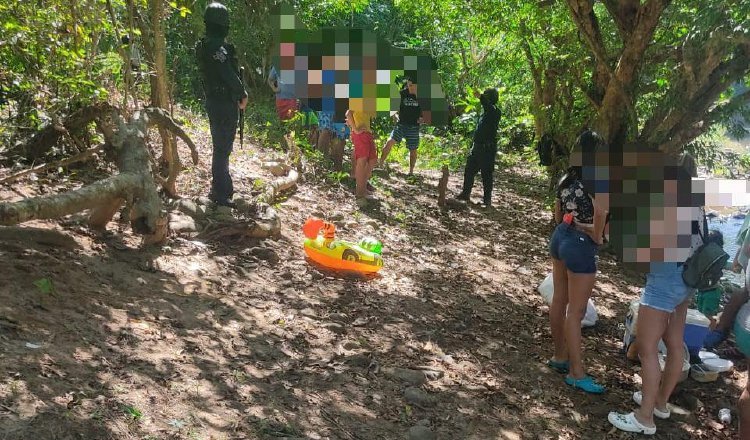 Policías condujeron a 10 personas, en el sector de Los Lotes de Pacora, quienes se encontraban recreándose en un río.  Cortesía