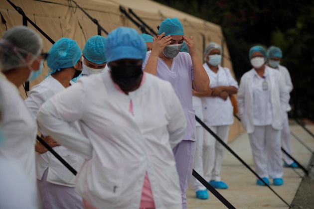 Los profesionales de la salud en Panamá no bajan la guardia en la lucha contra el coronavirus. Foto: EFE