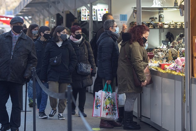 Varias personas recorren hoy la Feria de Reyes en la Gran Vía de Barcelona, en España. Foto: EFE