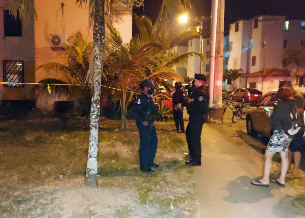 La Policía Nacional mantiene acordonado todo el perímetro donde fue asesinado el hombre. Foto: Diómedes Sánchez S.
