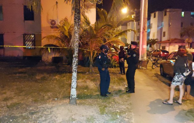 El cuerpo fue levantando por unidades de Criminalística pasada las 11.30 pm del 6 de enero en la comunidad de Irving Saladino en el corregimiento de Sabanitas en las afueras de la urbe colonense.