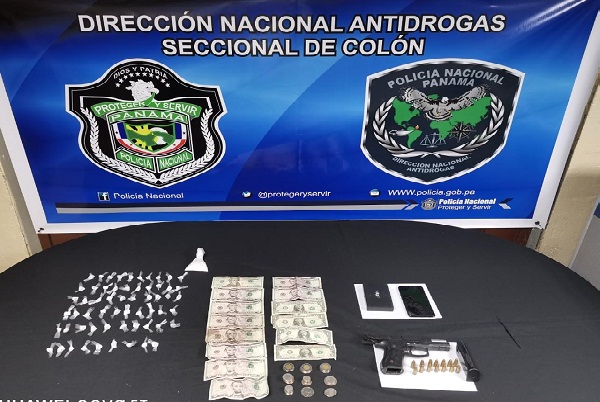 Con la evidencia obtenida durante el allanamiento, el ciudadano fue esposado y llevado a la sede de la Policía Nacional para iniciar la investigación por microtráfico.