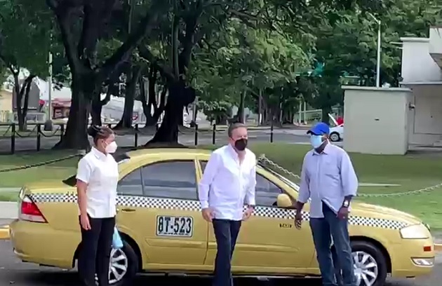 El presidente Laurentino Cortizo llegó en un taxi al Centro de Capacitación Ascanio Arosemena. 