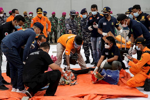 El avión, un Boeing 737-524 matriculado en 1994, se estrelló en el Mar de Java después de haber despegado del Aeropuerto Internacional Sukarno-Hatta. Foto:EFE