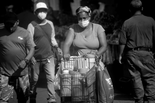 Para el gremio de los comerciantes es la población y no ellos los que deben cargar con el costo de la pandemia. Foto: EFE.